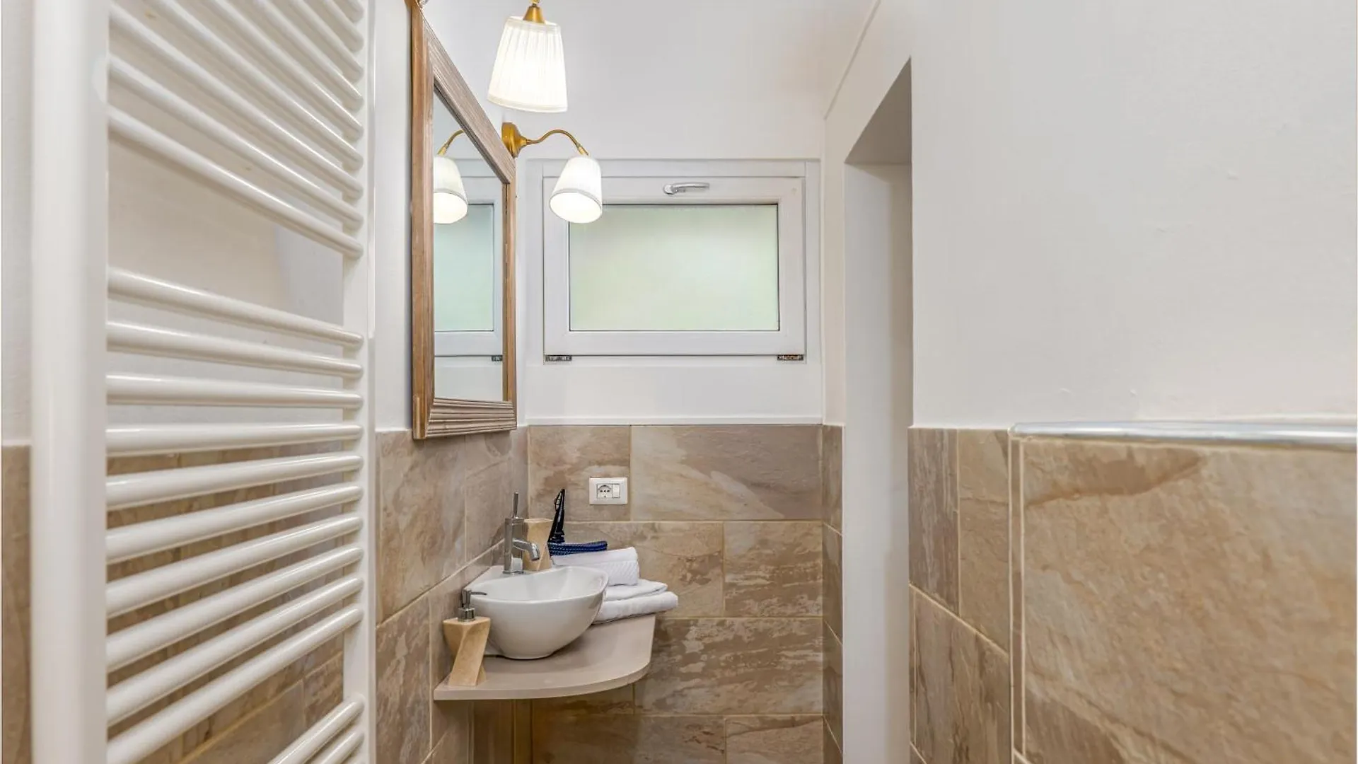 Essentia Guest House Фаджето-Ларио 0*,  Италия